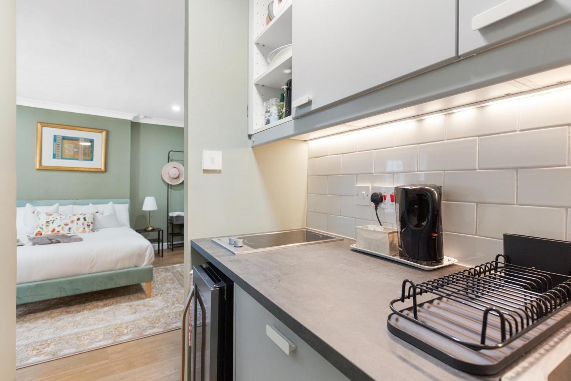Modern Studio - Notting Hill Blue Door Apartment *